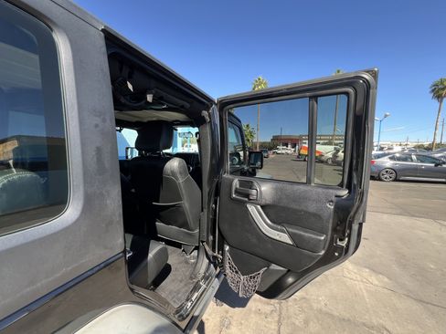 Used 2012 Jeep Wrangler Unlimited Rubicon w/ Connectivity Group image 16