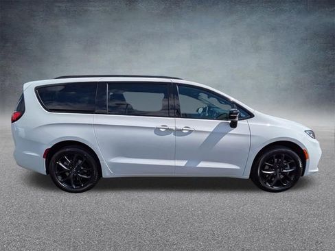 New 2026 Chrysler Pacifica Limited AWD/4WD image 3