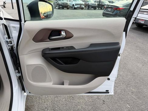Used 2024 Chrysler Voyager LX image 22