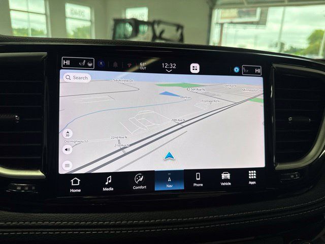 Used 2023 Chrysler Pacifica Limited FWD image 3