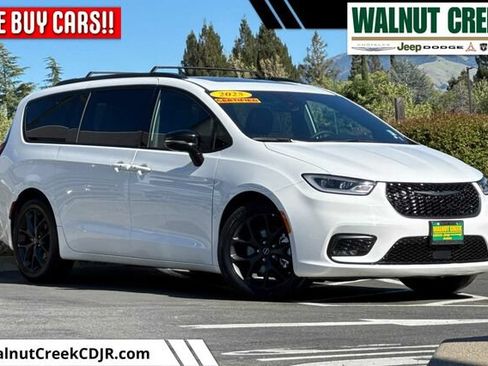 Certified 2025 Chrysler Pacifica Limited FWD image 1