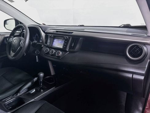 Used 2018 Toyota RAV4 LE FWD image 34