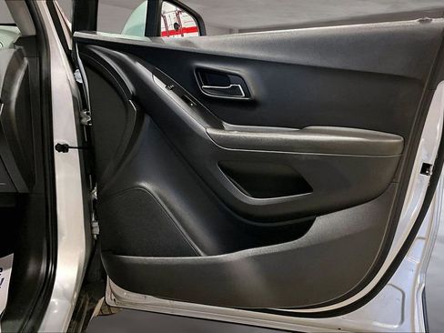 Used 2018 Chevrolet Trax LS FWD image 21