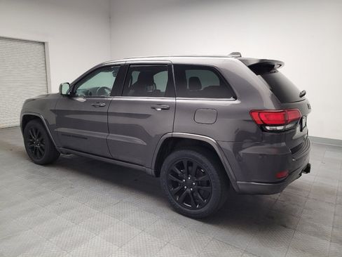 Used 2017 Jeep Grand Cherokee Altitude RWD image 3