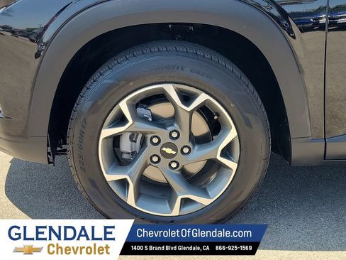 Certified 2025 Chevrolet Trax LT FWD image 18