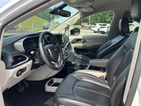 Used 2023 Chrysler Pacifica Touring-L FWD image 6