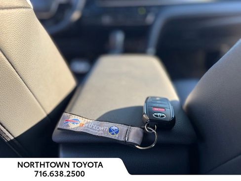 Used 2025 Toyota Camry SE w/ Convenience Package image 34