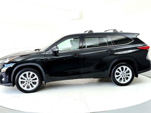 Used 2021 Toyota Highlander Limited AWD/4WD image 3