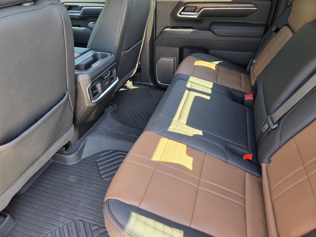 Used 2025 Chevrolet Silverado 3500 High Country w/ High Country Premium Package AWD/4WD image 31