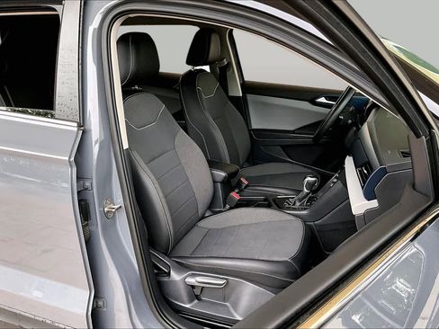 Used 2023 Volkswagen Taos SE w/ Panoramic Sunroof Package FWD image 8