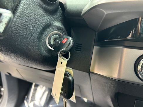 Used 2017 Toyota Tacoma SR5 w/ Tow Package AWD/4WD image 18