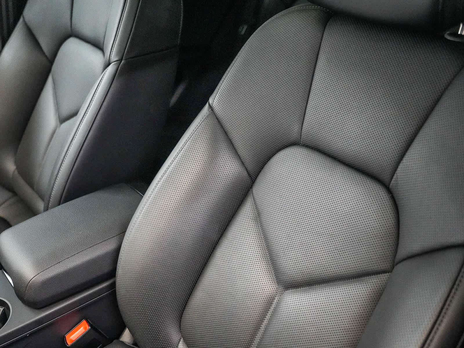 Certified 2026 Porsche Macan AWD/4WD image 26