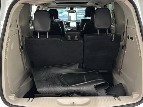 Used 2018 Chrysler Pacifica Limited image 31
