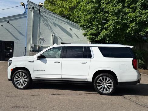 Used 2022 GMC Yukon XL Denali w/ Denali Premium Package AWD/4WD image 3