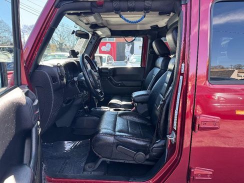 Used 2012 Jeep Wrangler Unlimited Sahara image 8