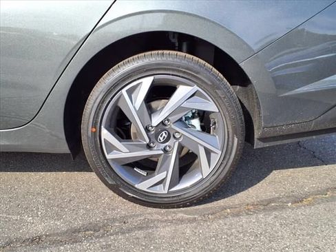 Used 2025 Hyundai Elantra SEL FWD image 5
