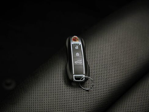 Used 2018 Porsche Panamera 4S image 8