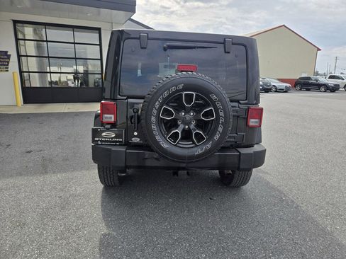 Used 2018 Jeep Wrangler Unlimited Sahara image 4