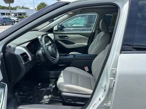 Certified 2021 Nissan Rogue SV w/ Premium Package FWD image 17