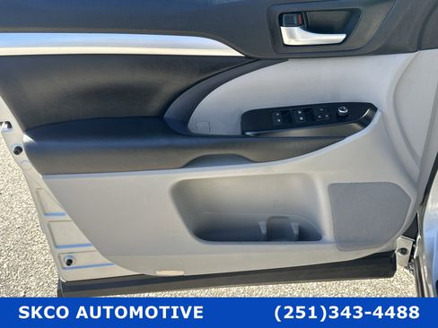 Used 2018 Toyota Highlander XLE image 12