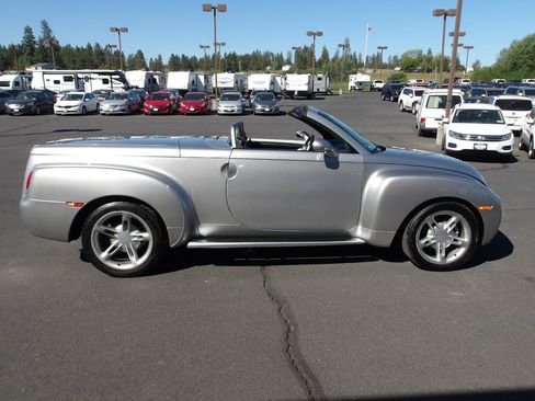 Used 2004 Chevrolet SSR w/ Preferred Equipment Group RWD image 14