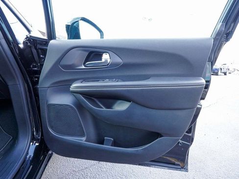 New 2026 Chrysler Pacifica Select image 12