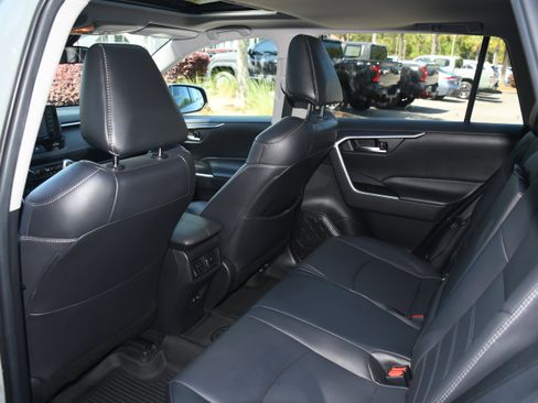 Used 2021 Toyota RAV4 XLE Premium image 17