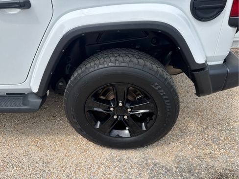 Used 2021 Jeep Wrangler Unlimited Sahara AWD/4WD image 16