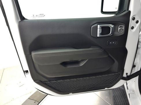Used 2022 Jeep Wrangler Unlimited Sahara w/ LED Lighting Group AWD/4WD image 15