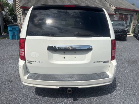 Used 2009 Chrysler Town & Country Touring FWD image 11