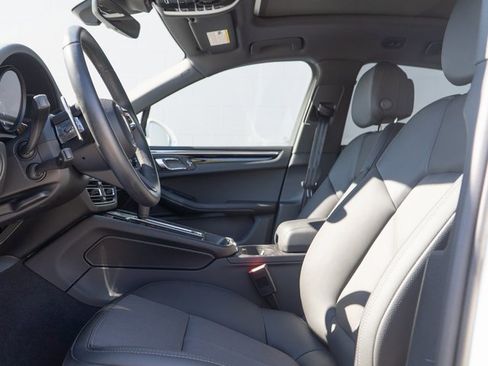 Certified 2025 Porsche Macan image 17