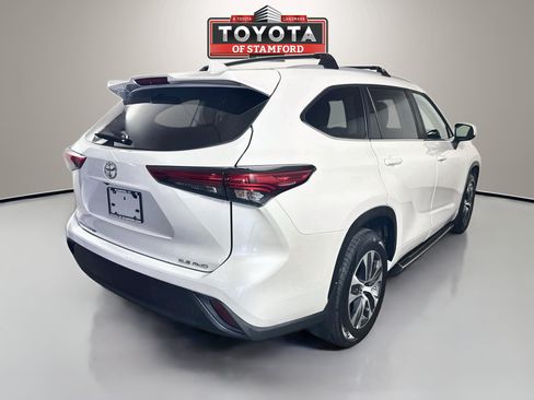 Used 2023 Toyota Highlander XLE AWD/4WD image 7