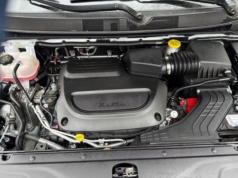 Used 2024 Chrysler Pacifica Limited w/ S Appearance Package image 13