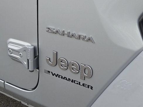 Used 2024 Jeep Wrangler Unlimited Sahara w/ Technology Group AWD/4WD image 8