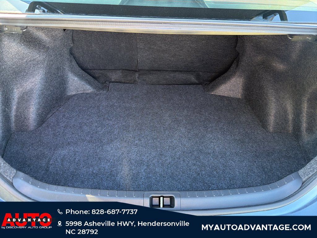 Used 2018 Toyota Corolla LE FWD image 29