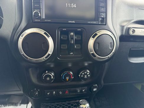 Used 2016 Jeep Wrangler Unlimited Rubicon w/ Connectivity Group AWD/4WD image 12