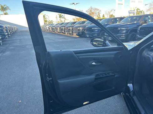 Used 2025 Lexus ES 300h w/ Premium Package image 20