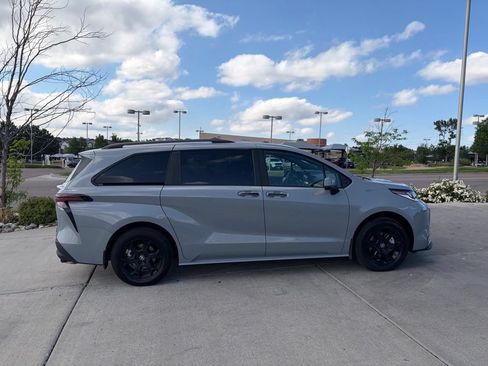 Used 2026 Toyota Sienna XLE Woodland Edition AWD/4WD image 6