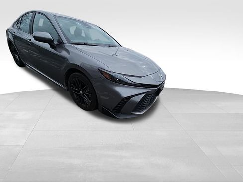 Used 2025 Toyota Camry SE image 4