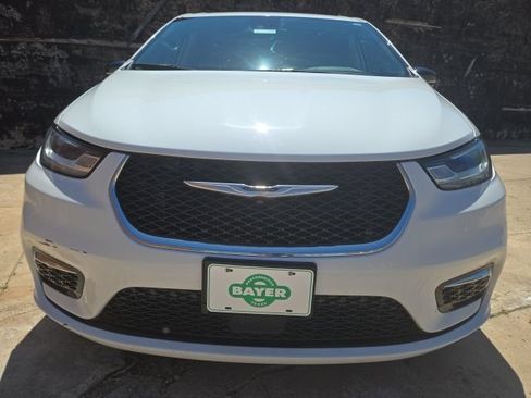 Used 2024 Chrysler Pacifica Limited FWD image 2