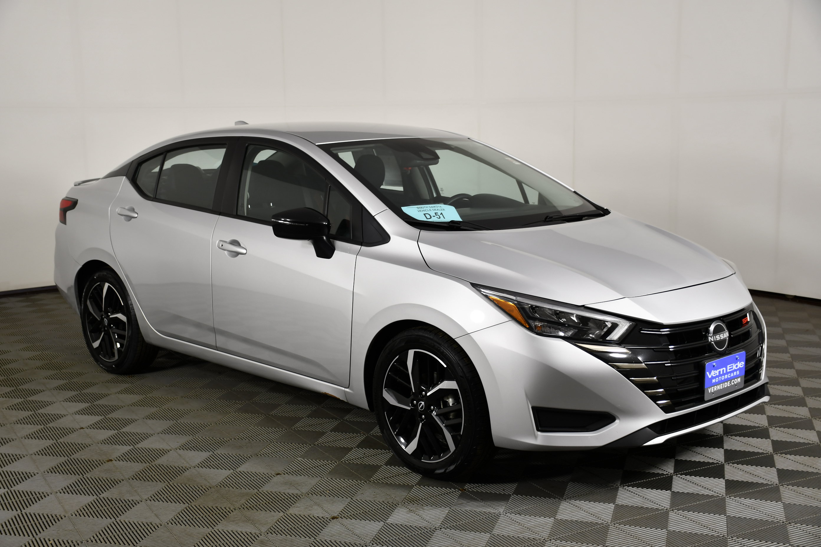 Used 2024 Nissan Versa SR FWD image 4