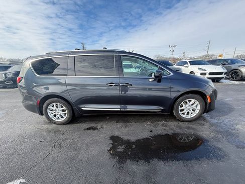 Used 2020 Chrysler Pacifica Touring-L image 2