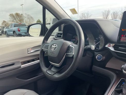 Used 2024 Toyota Sienna XLE image 30