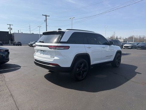 Used 2023 Jeep Grand Cherokee Limited w/ Black Appearance Package image 7