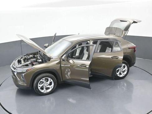 Used 2024 Chevrolet Trax LS w/ LS Convenience Package image 59