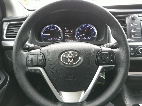 Used 2017 Toyota Highlander LE image 21