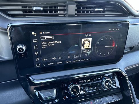 Used 2024 GMC Sierra 2500 AT4 image 16