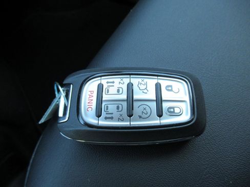 Used 2025 Chrysler Pacifica Select FWD image 27