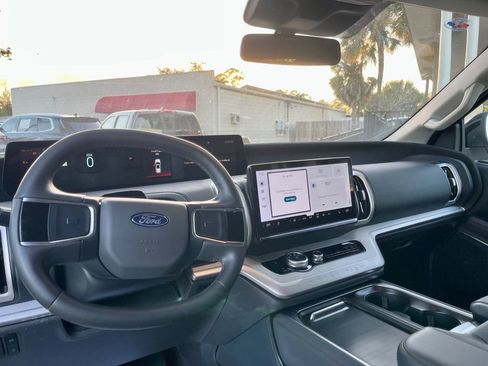 Used 2025 Ford Expedition Active image 14