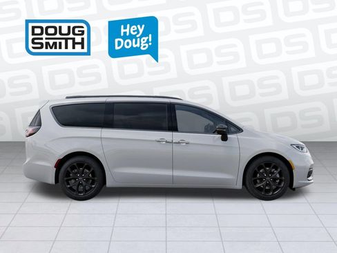New 2026 Chrysler Pacifica Limited image 21